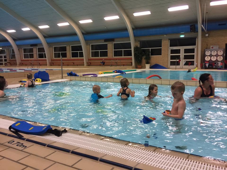 Børn og voksne i børnebassinet i Jetsmark Idrætscenter