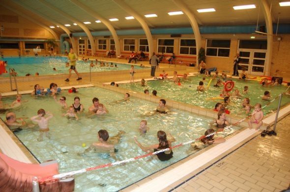 Børn og familier samlet til aktivitet i svømmehallen